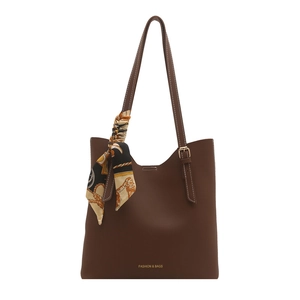 Sac fourre-tout marron foncé avec foulard en soie et bandoulière réglable sur fond blanc
