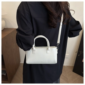 Détail du sac carré en cuir PU blanc avec gaufrage FASHION et boucles argentées