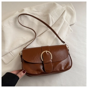 Détail du sac selle marron vintage en cuir PU avec boucle fer à cheval dorée