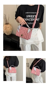 Détail du sac à main matelassé rose avec fermoir doré et poignée en foulard de soie