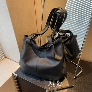 Grand sac cabas vintage noir en cuir grainé avec détails drapés et design spacieux