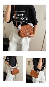 Sac bandoulière marron matelassé avec fermoir doré et foulard en soie sur l'anse