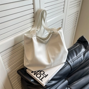 Grand sac cabas minimaliste en cuir PU blanc sur magazine avec coutures verticales