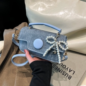 Hellblaue Handtasche aus Kunstleder mit Perlen-Schleifen-Anhänger und Umhängegurt