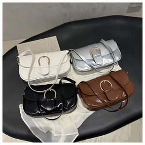 Groupe de sacs à bandoulière brillants en ivoire, argent, noir et marron à boucles d'or
