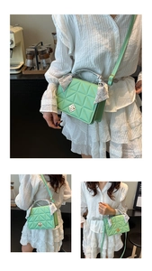 Détail d'un sac matelassé vert menthe en cuir PU avec serrure métal et poignée en soie
