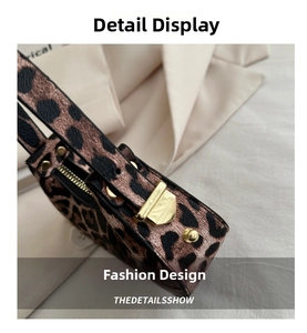 Détail du sac à bandoulière motif léopard avec fermeture éclair dorée et finitions