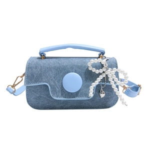 Sac bandoulière en denim bleu avec boucle ronde et charmant nœud en perles élégant