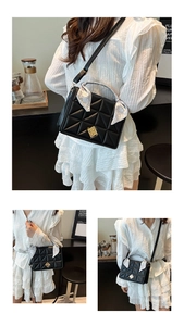 Vue détaillée du sac bandoulière noir matelassé avec fermoir doré et foulard en soie