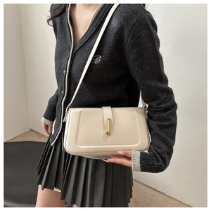 Sac bandoulière chic de couleur crème avec boucle dorée et fine bandoulière réglable