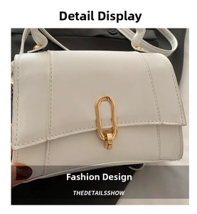 Nahaufnahme der goldenen U-förmigen Metallschnalle und Nähte der weißen quadratischen Tasche