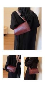 Detailansicht weinrote Zylindertasche mit geometrisch gewebtem breitem Schultergurt