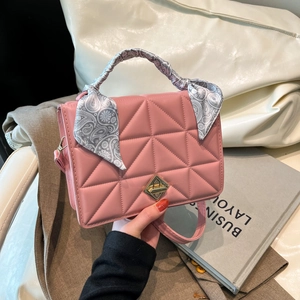 Sac à bandoulière matelassé rose avec poignée en foulard et fermoir doré chic