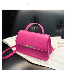 Détail d'un sac à main matelassé rose rouge en similicuir avec boucle en métal chic
