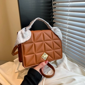 Sac bandoulière marron matelassé avec fermoir doré et foulard en soie décoratif