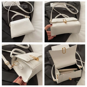 Vue détaillée du sac carré blanc rétro montrant le fermoir doré, l'anse et l'intérieur