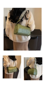 Details der grünen Zylindertasche mit verstellbarem gewebtem Gurt mit geometrischem Muster