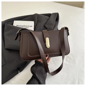 Détail du sac à bandoulière vintage en similicuir marron foncé avec boucle métallique dorée