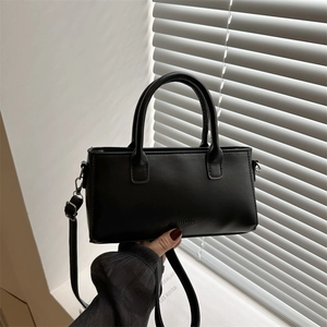 Petit sac à main carré noir avec gravure FASHION et bandoulière fine ajustable