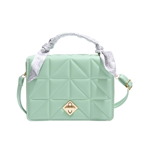 Sac à main matelassé vert menthe avec motif géométrique et poignée en foulard de soie