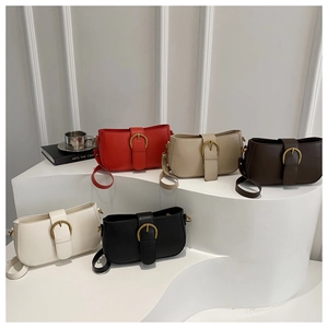 Détail de sacs à bandoulière colorés avec boucles métalliques et texture de cuir