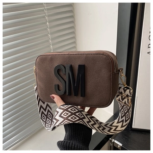 Sac caméra en daim marron avec logo SM et bandoulière large tissée géométrique