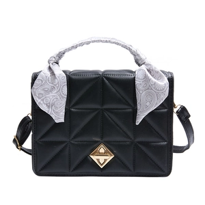 Sac carré noir matelassé élégant avec fermoir doré et détail de foulard floral
