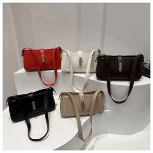 Detailed comparison of five vintage leather shoulder bags in various colors on display