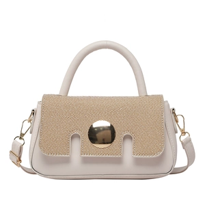 Sac bandoulière blanc cassé avec rabat tissé doré et boucle en métal ronde