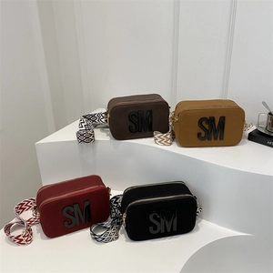 Sac caméra mode avec large bandoulière à vagues et logo SM en métal en quatre couleurs