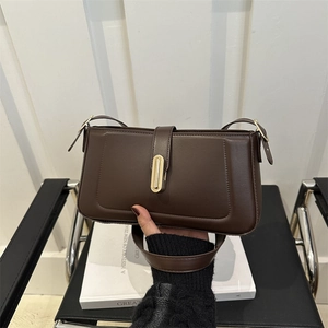 Sac baguette minimaliste en cuir marron foncé avec boucle dorée ovale et design carré