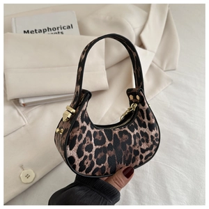 Dettaglio borsa a mezzaluna leopardata con finiture dorate e chiusura a cerniera