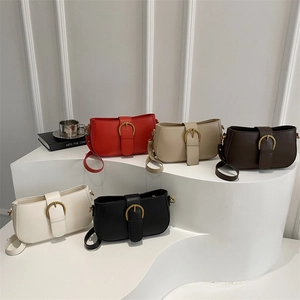 Sacs sous les bras demi-lune minimalistes avec boucles vintage en cinq couleurs