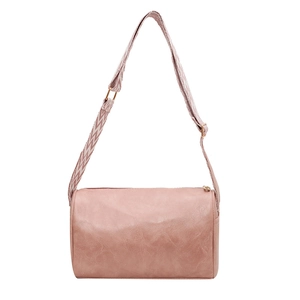 Rosa Zylindertasche mit gestreiftem breitem Gurt und goldenem Reißverschluss auf weiß