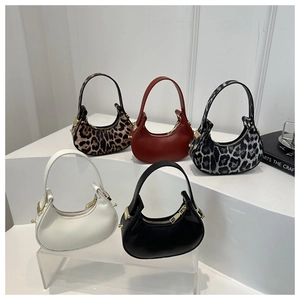 Détails de mini sacs hobo en cinq coloris différents, motifs léopard et tons unis inclus