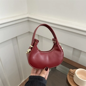 Borsa a mano a mezzaluna bordeaux minimalista con eleganti dettagli dorati