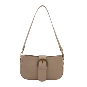 Sac baguette beige chic avec boucle décorative et détail d'anneau en métal vintage