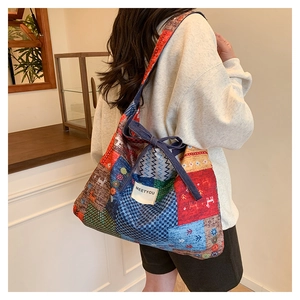 Détail d'un sac cabas patchwork avec bandoulière à nœud élégante et motifs colorés