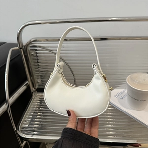 Mini borsa a mano bianca a mezzaluna con dettagli dorati e finitura in pelle liscia