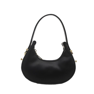 Borsa a mezzaluna nera minimalista con finiture dorate e un elegante effetto liscio