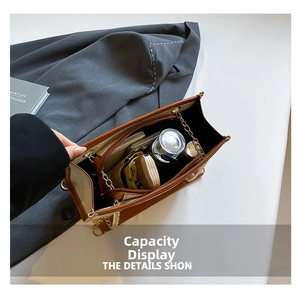 Vue de dessus de l'intérieur du sac bicolore montrant sa capacité de rangement