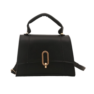 Klassische schwarze Handtasche in Lederoptik mit goldenem Schloss und Schultergurt