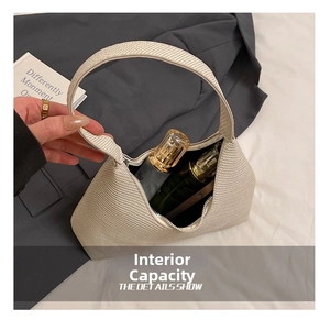 Capacité interne du sac à main tissé beige avec parfum et téléphone portable