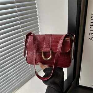 Elegante weinrote Handtasche mit Krokodilprägung, goldener Schnalle und Retro-Stil