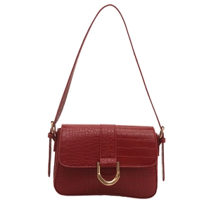 Sac baguette rouge à motif crocodile tendance avec fermoir en métal doré en U