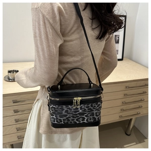 Detailed side view of the retro leopard print handbag with golden zippers and strap