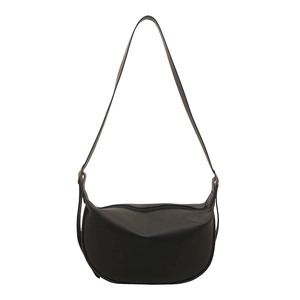 Minimalistische schwarze Hobo-Tasche mit verstellbarem Gurt und mattem Finish auf Weiß