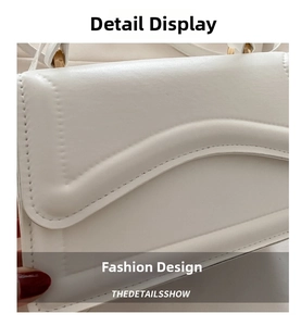 Détail du sac en cuir blanc avec rabat à bords ondulés et garnitures métalliques dorées