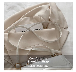 Détail de la bandoulière de sac en similicuir blanc avec boucle en métal doré