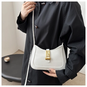 Dettaglio della borsa sottobraccio in pelle bianca con fibbia geometrica dorata minimalista